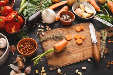 Kesme tahtası üzerinde bıçak ile havuç dilimleri