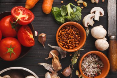 Taze sebze ve fasulye mutfak masasında