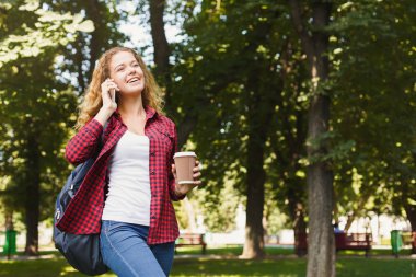 Cep telefonu açık havada üzerinde konuşmak güzel kız öğrenci