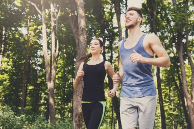 Genç çift yeşil park, kopya alanı koşu