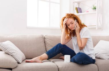 Evet genç endişeli kadın