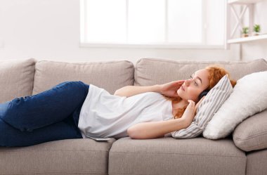 Düşünceli kız müzik