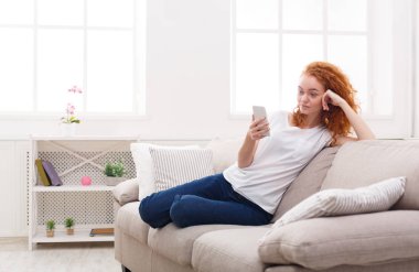 Akıllı telefon kullanan Surpised genç kız