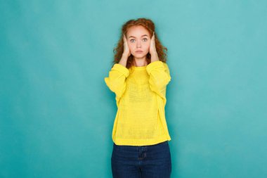 Kulaklarını kapsayan Kızıl saçlı kadın