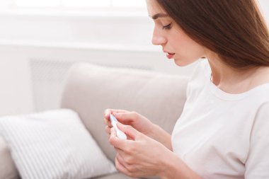 Hamilelik testi koltukta oturan endişeli kızla