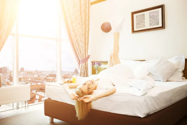 Bela jovem deitada na cama — Fotografia de Stock