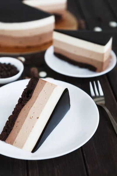 Bolo de mousse de camada tripla de chocolate com esmalte — Fotografia de Stock