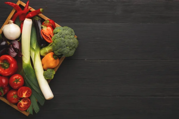 Färska grönsaker på trä bakgrund, kopia utrymme — Stockfoto