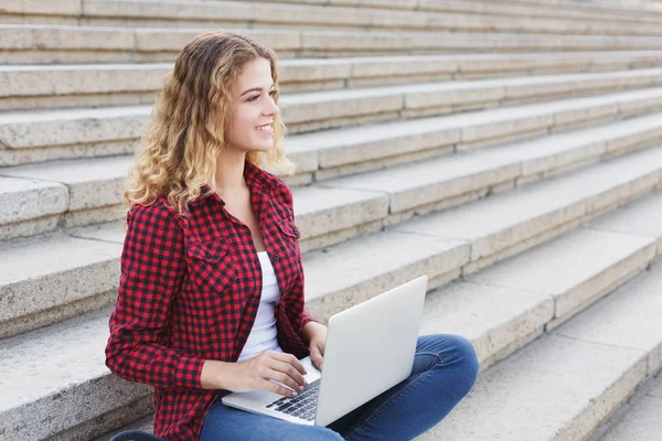 Ler student tjej sitter på trappan med laptop utomhus — Stockfoto