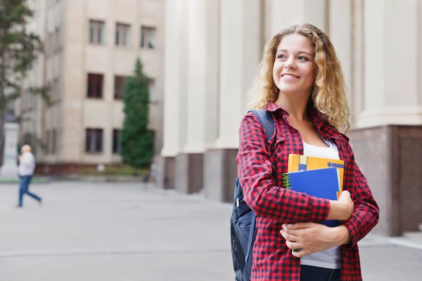 Όμορφη φοιτήτριας που στέκεται μπροστά από την πανεπιστημιούπολη του Πανεπιστημίου — Φωτογραφία Αρχείου