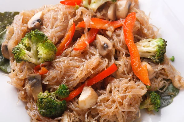 Comida asiática em uma tigela no fundo branco — Fotografia de Stock