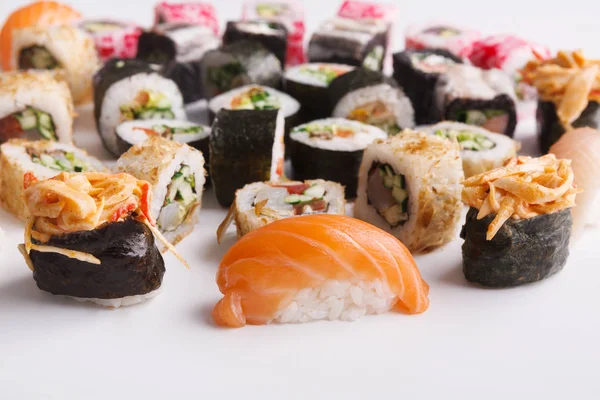 Conjunto de sushi, maki e rolos em branco — Fotografia de Stock