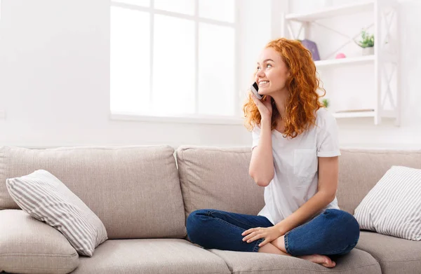 Menina feliz fazendo uma chamada no telefone em casa — Fotografia de Stock