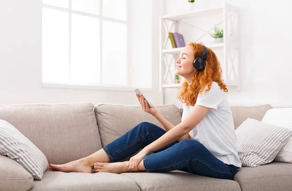 Mujer feliz disfrutando de su canción favorita en auriculares — Foto de Stock