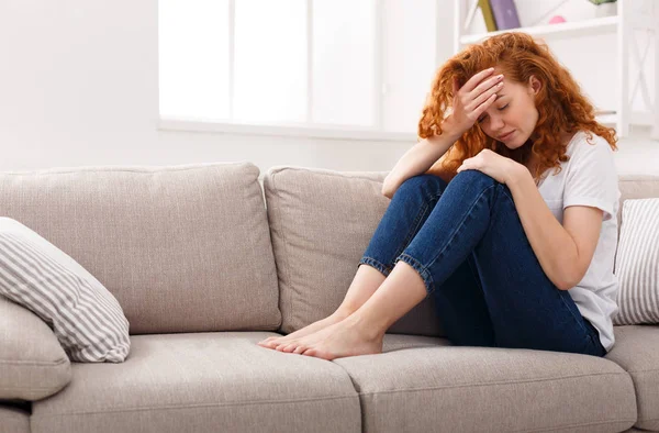 Casual redhead girl feeling pain — Stock Photo, Image