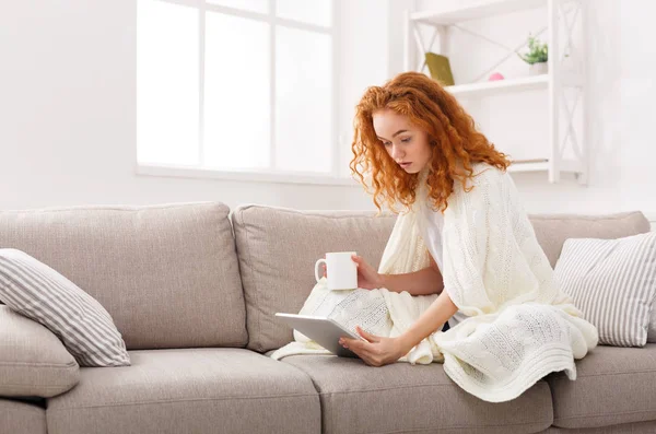 家での自由な時間を楽しんでいます。タブレット、コーヒーのカップと物思いにふける女の子 — ストック写真