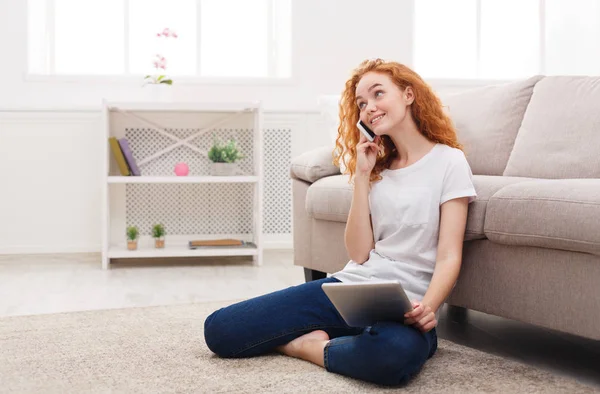 Enjoying free time at home. Smiling girl making a call — Stock Photo, Image