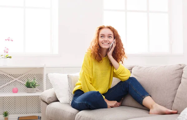 Chica feliz haciendo una llamada en casa —  Fotos de Stock