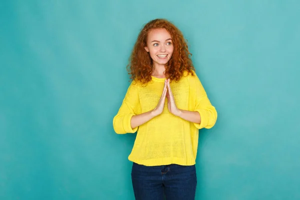 Lachende vrouw met geklemd handen. — Stockfoto