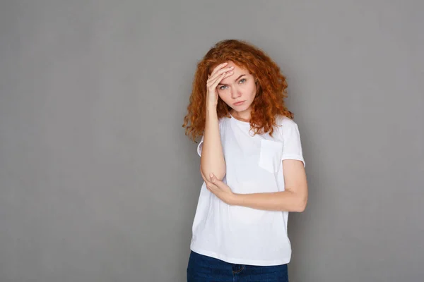 Jonge vrouw met hoofdpijn, studio opname — Stockfoto