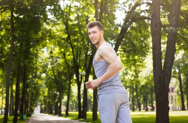 Joven corriendo en el parque verde, espacio para copiar —  Fotos de Stock