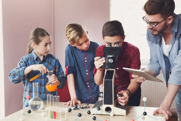 Stem oktatás. Kémiai kísérlet, laboratóriumi — Stock Fotó