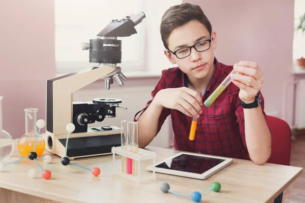 Educación del tallo. Adolescente chico hacer investigación química —  Fotos de Stock