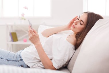 Dalgın oung kız manifatura smartphone cep telefonu ile