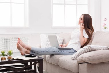 Dizüstü bilgisayar ve cep telefonu kullanan mutlu öğrenci kız