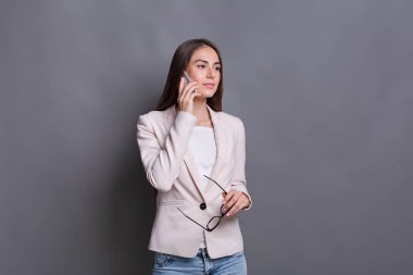 Cep telefonuyla konuşurken esmer iş kadını