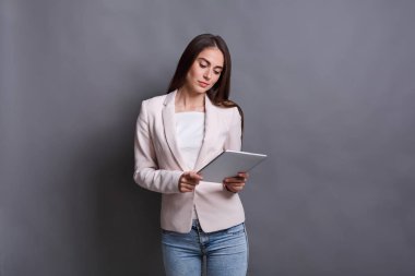 Tablet gri arka plan üzerinde kadınla