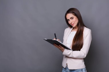 Notlar iş yapma gülümseyen iş kadını