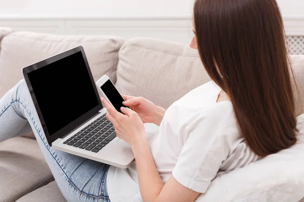 Irriconoscibile ragazza bruna con computer portatile seduto sul divano — Foto Stock