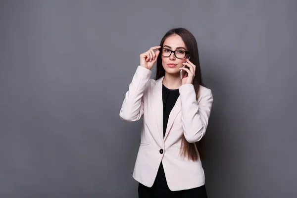 Señora de negocios morena de confianza hablando por teléfono celular — Foto de Stock