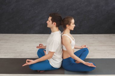 Genç çift meditasyon birlikte, arka arkaya