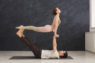 Genç çift acroyoga mat birlikte pratik
