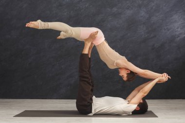 Genç çift acroyoga mat birlikte pratik