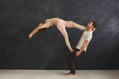 Genç çift acroyoga mat birlikte pratik