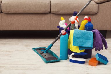 Kova Süngerler, kimyasallar şişeleri ve paspas sopa ile.