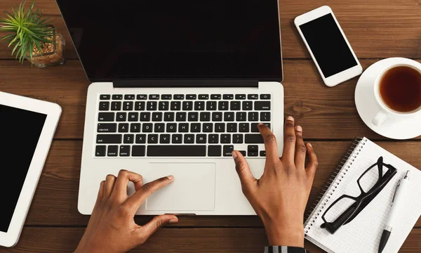 Zwarte vrouwelijke handen op laptop toetsenbord, bovenaanzicht — Stockfoto