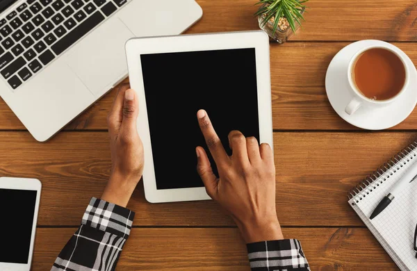 Frau zeigt mit Finger auf digitales Tablet, Draufsicht — Stockfoto