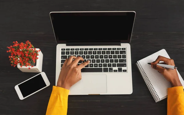 Mãos femininas pretas escrevendo em notebook, vista superior — Fotografia de Stock