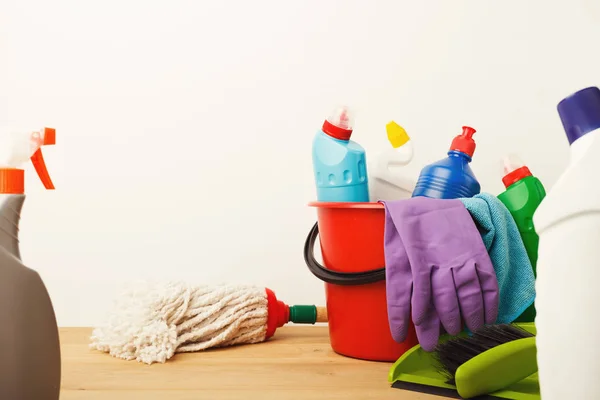 Variedade de produtos de limpeza de casas na mesa — Fotografia de Stock