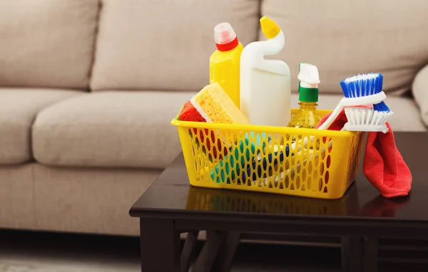 Cubo con esponjas, botellas de productos químicos — Foto de Stock