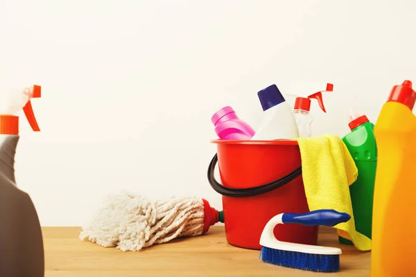 Varietà di prodotti per la pulizia della casa in tavola — Foto Stock