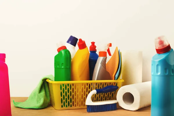 Hink med rengöring objekt på bord — Stockfoto