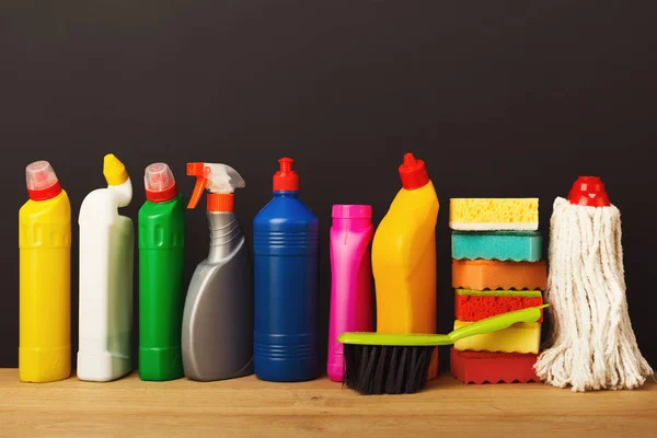 Gruppo di prodotti colorati per la pulizia su sfondo scuro — Foto Stock