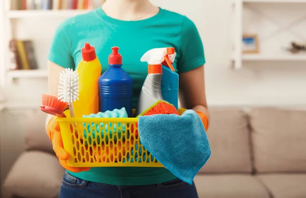 Giovane donna che tiene secchio con oggetti per la pulizia, da vicino — Foto Stock