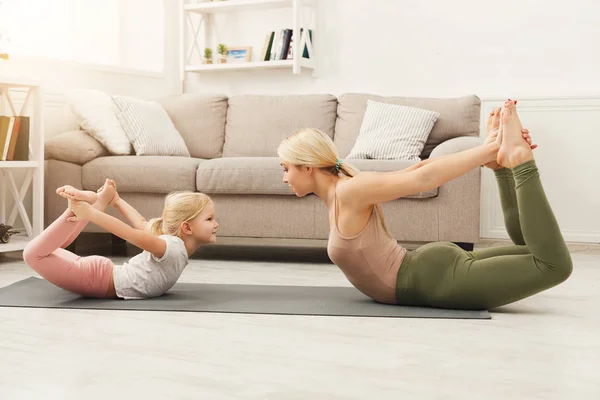 Matka i córka robi joga ćwiczenia w domu — Zdjęcie stockowe