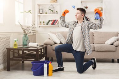 Ev temizlik ve having fun genç adam